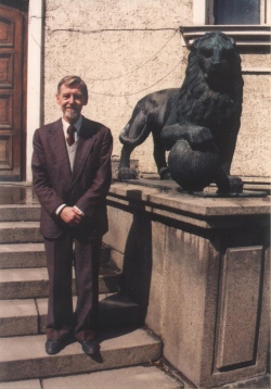 Янко Бъчваров с лъвчето на Университетската библиотека